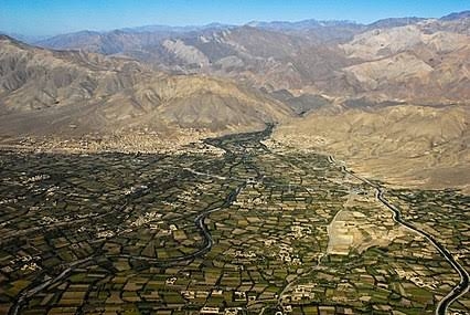 باشندگان پروان ادعا دارند که طالبان کمک‌های بشری را فقط به افراد و بستگان خود شان توزیع می‌کنند